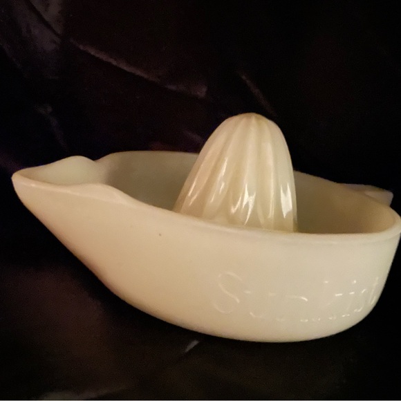 McKee Large Vintage Uranium Yellow Custard Glass Sunkist Juicer Citrus Reamer - Picture 8 of 12